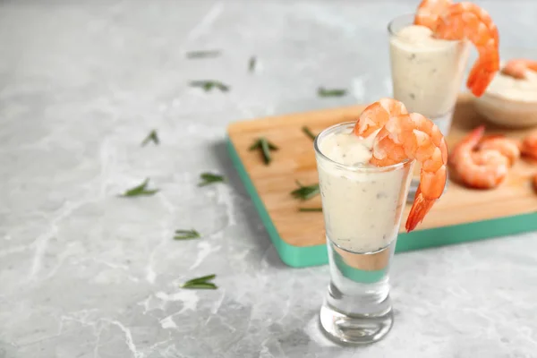 Ποτήρια από γαρίδες κοκτέιλ και σάλτσα ταρτάρ σε μαρμάρινο τραπέζι. Spa — Φωτογραφία Αρχείου