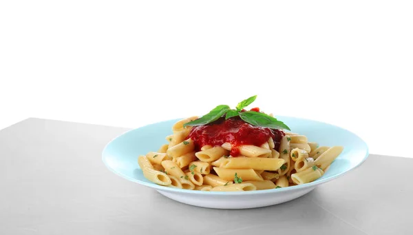 Pasta saporita con sugo di pomodoro e basilico su tavolo agai grigio chiaro — Foto Stock