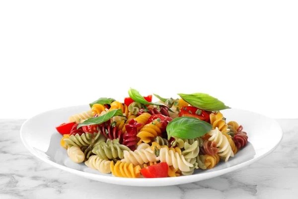 Bunte Pasta mit Basilikum und Kirschtomaten auf Marmortisch — Stockfoto