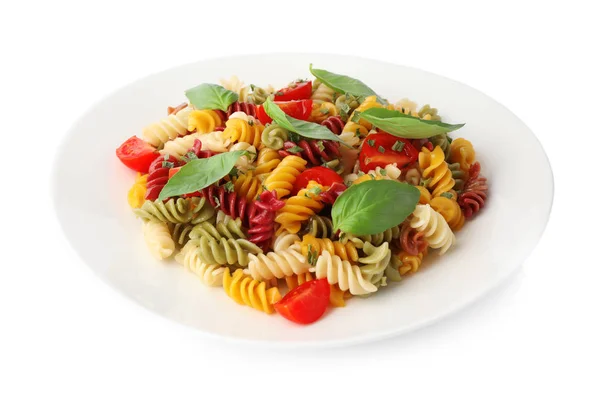 Pastas coloridas con albahaca y tomates cherry aislados en blanco — Foto de Stock