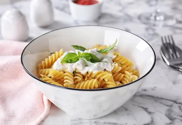 Deliciosa pasta con salsa servida sobre mesa de mármol blanco — Foto de Stock