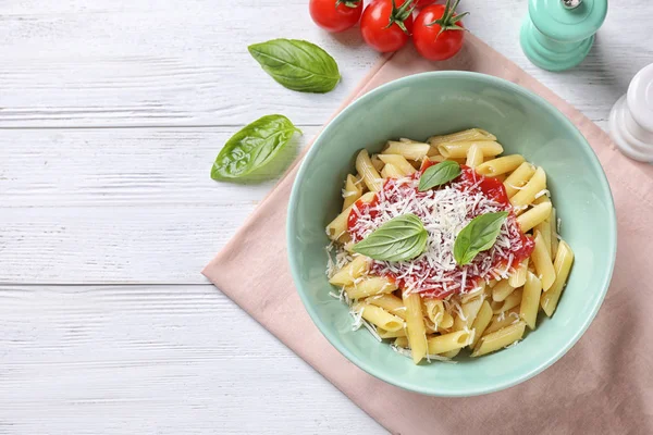 Deliciosa pasta con salsa de tomate servida sobre mesa de madera blanca , — Foto de Stock