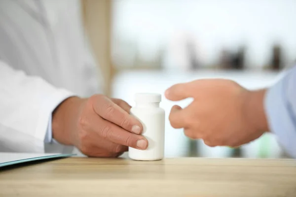 Lékárník podávající lék zákazníkovi v lékárně, detailní záběr — Stock fotografie