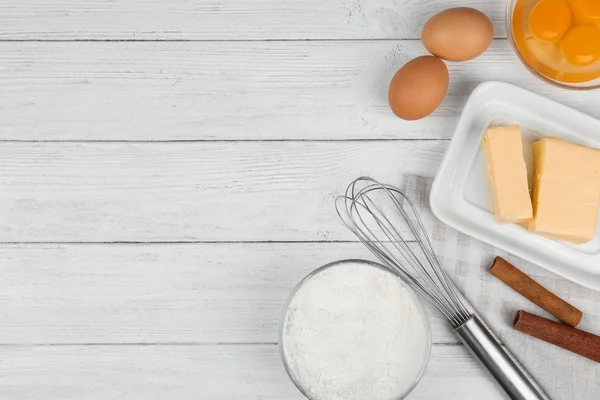 Composición Plana Ponen Con Los Huevos Otros Ingredientes Sobre Mesa — Foto de Stock