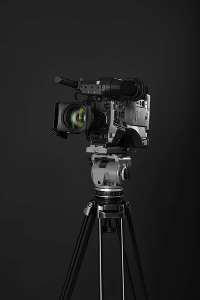 Modern Professionell Videokamera Svart Bakgrund — Stockfoto