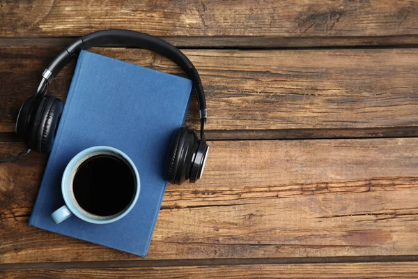 Bok Kaffe Och Hörlurar Träbord Platt Liggunderlag Plats För Text — Stockfoto