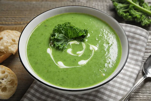 Leckere Grünkohlsuppe Mit Sahne Auf Holztisch — Stockfoto