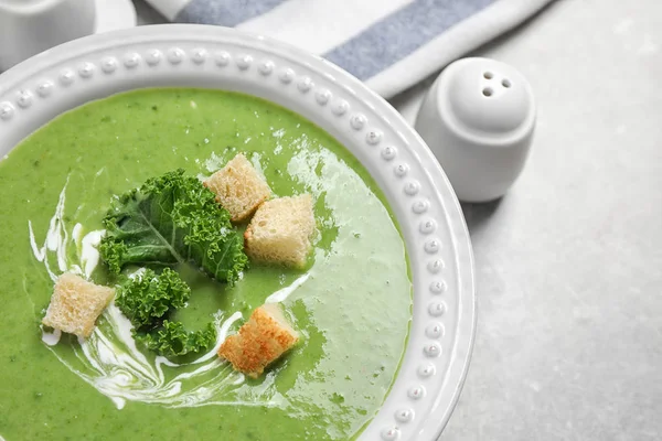 Soupe Chou Frisé Savoureuse Avec Croûtons Sur Table Grise Plat — Photo