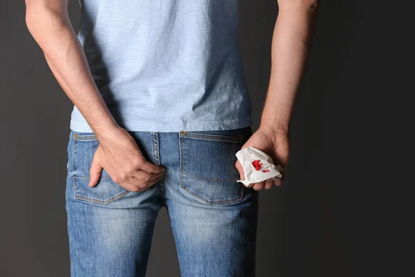 Homem Segurando Papel Higiênico Com Manchas Sangue Fundo Preto Close — Fotografia de Stock