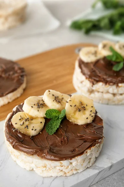 Pasteles Arroz Inflados Con Chocolate Plátano Menta Bordo Primer Plano — Foto de Stock