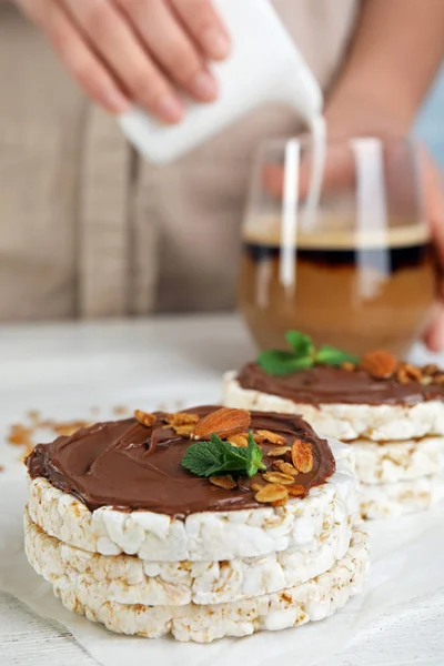 Pasteles Arroz Inflado Con Chocolate Untado Una Mesa Madera Blanca — Foto de Stock