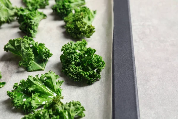 Kålblad Grått Bord Närbild Förbereda Grönkålschips — Stockfoto