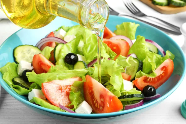 Het Toevoegen Van Bakolie Aan Heerlijke Salade Tafel Close — Stockfoto