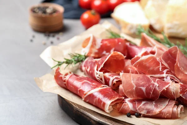 Slices Smakelijke Prosciutto Grijze Tafel Close — Stockfoto