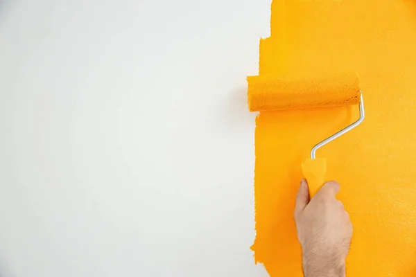 Άνθρωπος Ζωγραφίζει Λευκό Τοίχο Κίτρινη Μπογιά Κοντινό Πλάνο Ανακαίνιση — Φωτογραφία Αρχείου