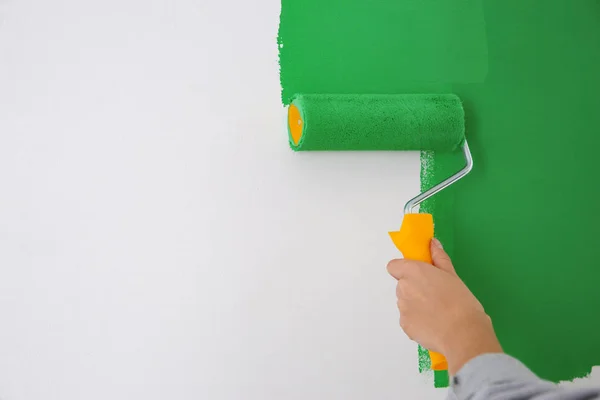 Mulher Pintando Parede Branca Com Tinta Verde Close Renovação Interior — Fotografia de Stock