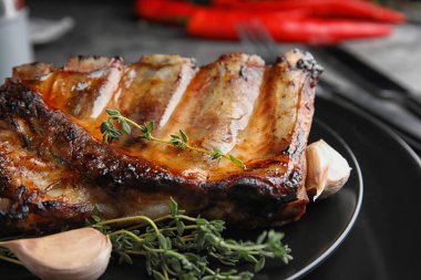 Lezzetli ızgara pirzola, tabakta kekik, yakın plan.