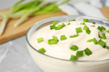 Cam kasede soğanlı taze ekşi krema, yakın plan.