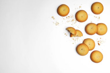 Beyaz arka planda leziz kurabiyeler ve parçalar, üst görünüm