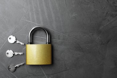 Çelik asma kilit, anahtarlar ve gri arka plandaki yazı için boşluk, düz konum. Güvenlik kavramı