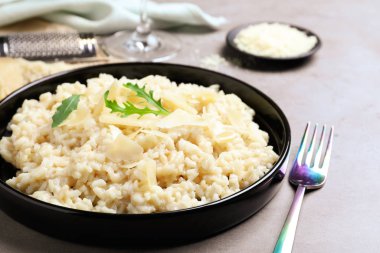 Gri masada peynirli leziz risotto, yakın plan.