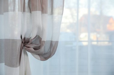 Zarif perdeleri olan pencere, yakın çekim manzarası.