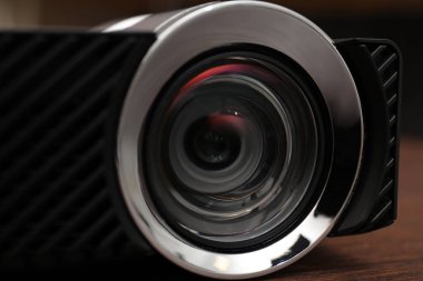 Masadaki modern dijital video projektörünün yakın görüntüsü