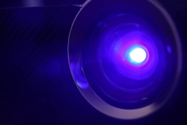Modern dijital video projektörünün yakın görüntüsü