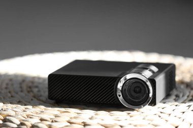 Hasır pouf üzerine modern video projektörü