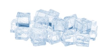 Beyaz üzerinde kristal berrak buz küpleri