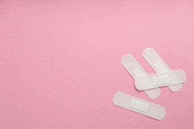 Pembe arka planda alçı yapıştırmak, düz uzanmak. Metin için boşluk