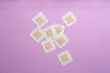 Eflatun arkaplana alçı yapıştırmak, düz uzanmak