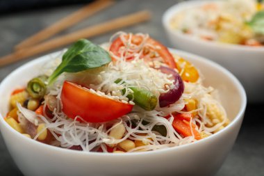 Lezzetli pilav eriştesi, sebzeli, yakın plan.