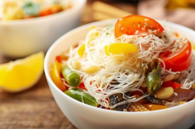 Lezzetli pilav eriştesi, sebzeli, yakın plan.