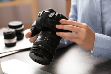 Masada çalışan kameralı gazeteci, yakın plan.