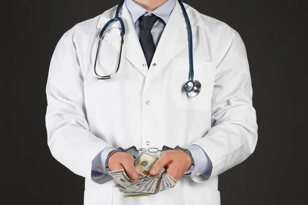 Dokter in handboeien met steekpenningen op zwarte achtergrond, close-up. Cor — Stockfoto