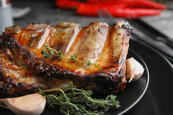 Lekkere Gegrilde Ribben Met Tijm Bord Close — Stockfoto