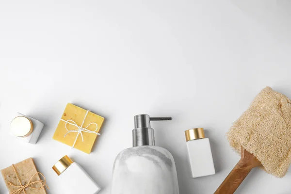 Composizione Flat Lay Con Dispenser Sapone Marmo Fondo Bianco Spazio — Foto Stock