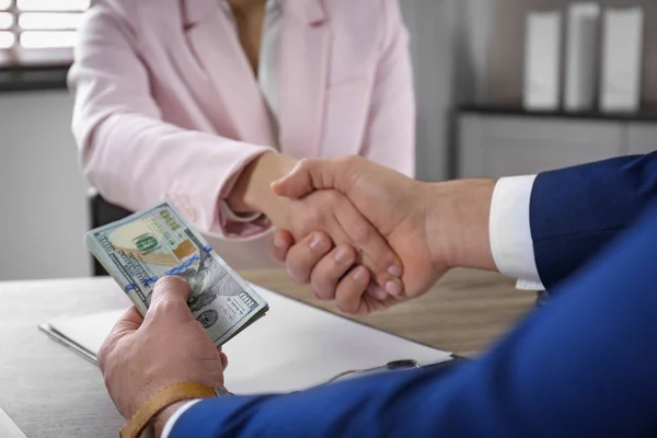 Man Shaking Hands Woman Offering Bribe Table Closeup — Stock Photo, Image