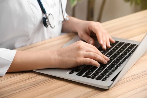 Doutor Trabalhando Com Laptop Mesa Escritório Close Serviço Médico — Fotografia de Stock