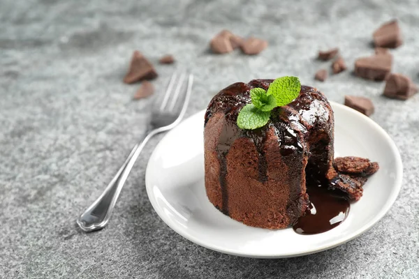 Delicioso Pastel Lava Chocolate Caliente Mesa Gris —  Fotos de Stock