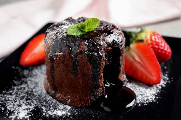 Νόστιμο Ζεστό Κέικ Λάβας Σοκολάτα Μέντα Και Φράουλες Στο Πιάτο — Φωτογραφία Αρχείου