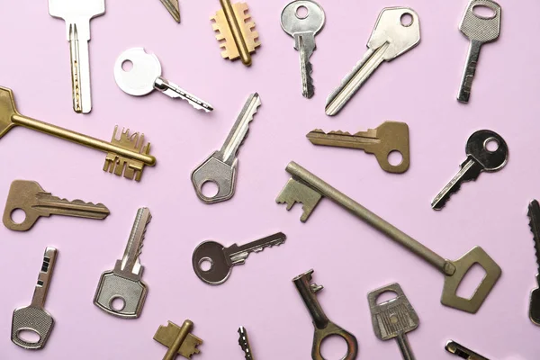 Steel Keys Pink Background Flat Lay Safety Concept — Stock Photo, Image