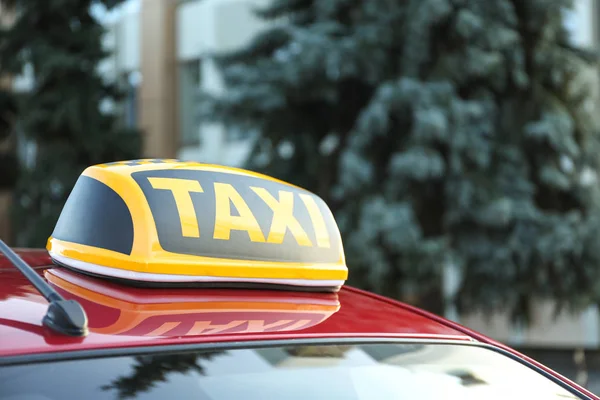 Luce Sul Tetto Con Scritta Taxi Sulla Macchina All Aperto — Foto Stock