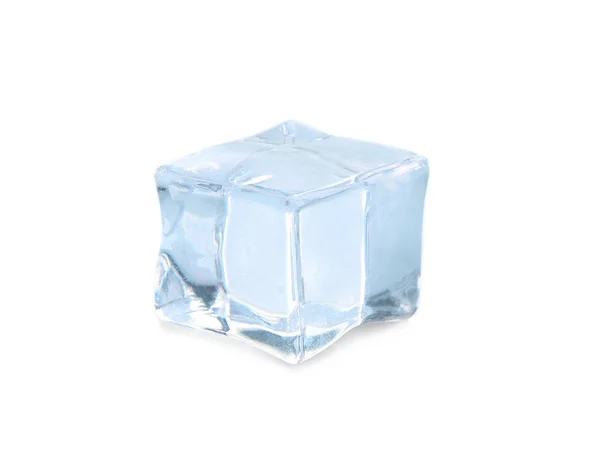Cubo de gelo cristalino isolado em branco — Fotografia de Stock
