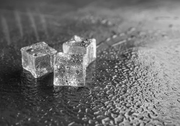 Gri Taş Masada Kristal Berrak Buz Küpleri Metin Için Boşluk — Stok fotoğraf