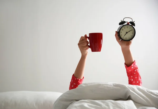 Immagini Stock - Orologio Mattina E Sveglia In Camera Da Letto