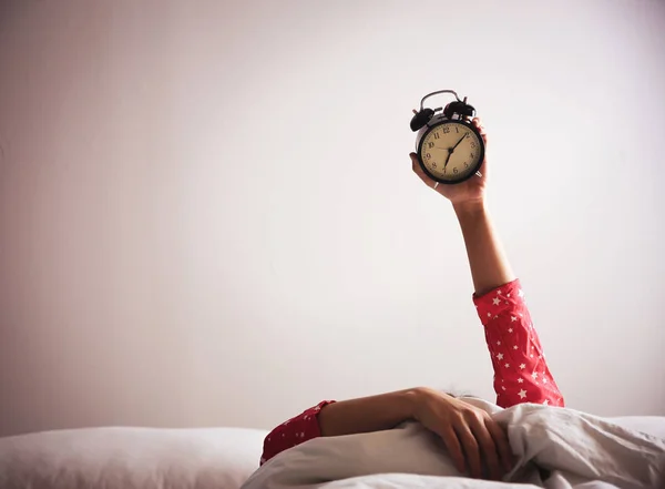 Vista Perto Mulher Com Despertador Deitado Cama Espaço Para Texto — Fotografia de Stock