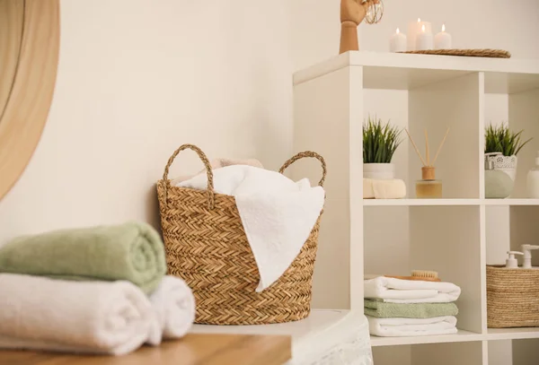 Čerstvé ručníky na dřevěném stole v koupelně — Stock fotografie