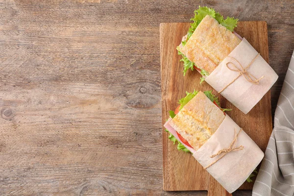 Lekkere Broodjes Met Ham Houten Tafel Bovenaanzicht Ruimte Voor Tekst — Stockfoto